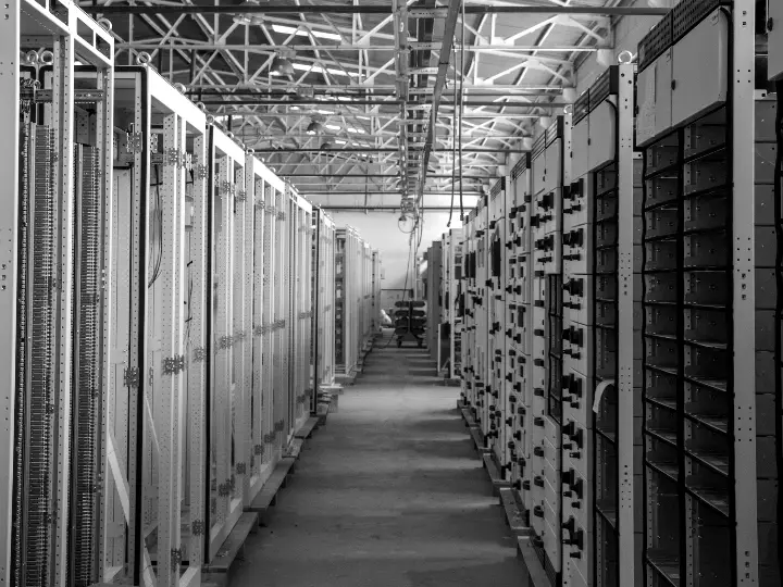 Corredor de racks de equipamentos, em preto e branco